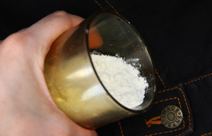 giặt quần áo tối màu với muối