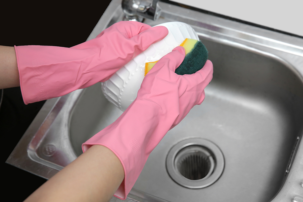 Găng tay cao su lót cotton được làm từ cao su thiên nhiên 100%, giúp thoải mái khi sử dụng