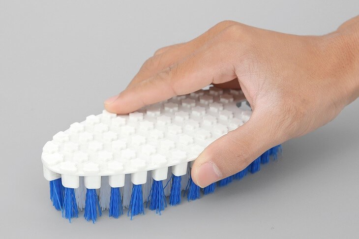 Nên chọn loại bàn chải có tay cầm dài để dễ dàng tiếp cận ở những khu vực nhỏ hẹp