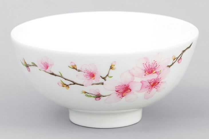 Chén cơm sứ 11.4 cm Chan Kuo CK08 89-3040 với hoa văn hình hoa anh đào đẹp mắt Chén có chất liệu sứ đảm bảo an toàn sức khoẻ, hạn chế bám mùi thức ăn, dễ dàng chùi rửa
