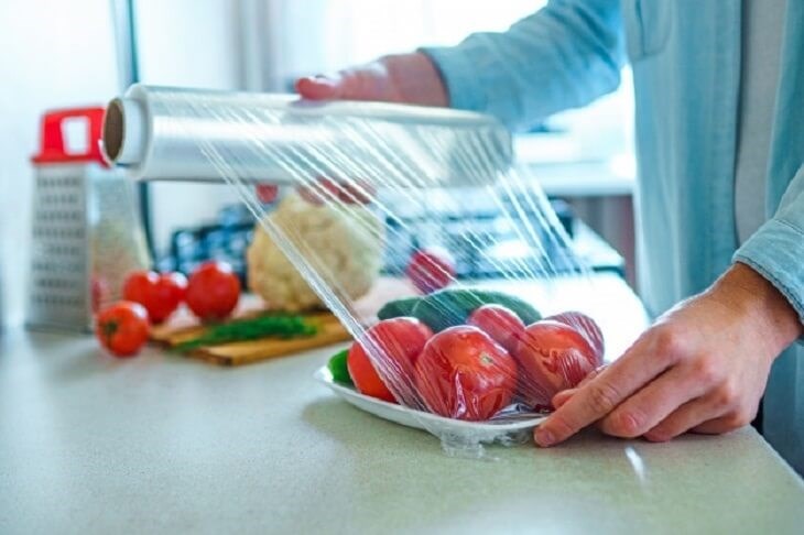 Màng bọc thực phẩm giúp bảo quản thức ăn luôn tươi ngon Màng bọc thực phẩm giúp bảo quản thức ăn luôn tươi ngon