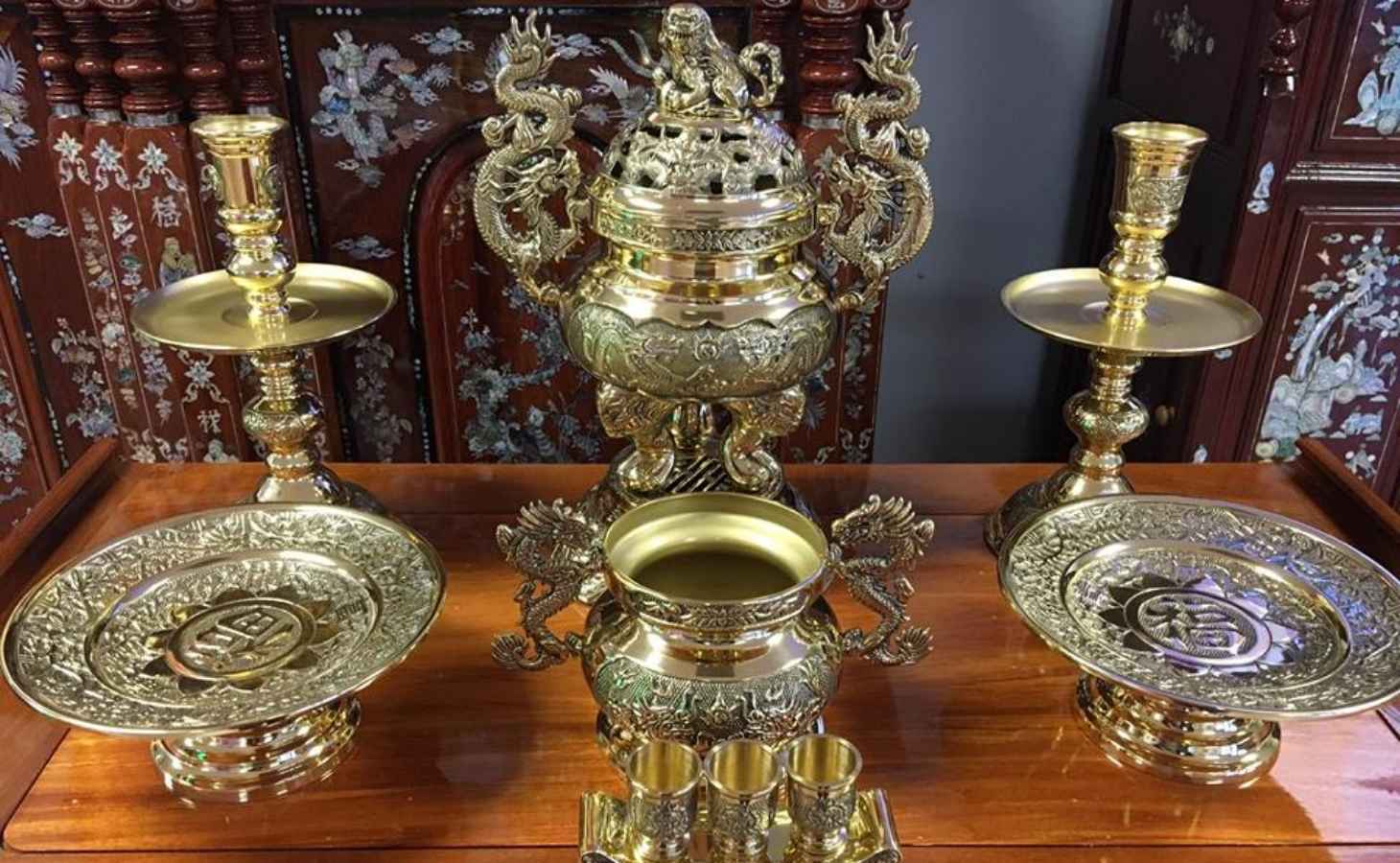 Bạn có thể làm sạch lư đồng bằng giấm pha loãng