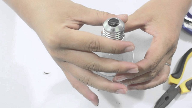 Làm sạch bóng đèn bằng thủy tinh bị hun khói đen