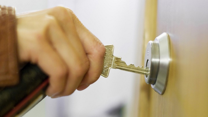 Cửa xệ, bản lề lỏng làm lệch chốt khóa, gây kẹt dù chìa vẫn xoay nhưng cửa không mở