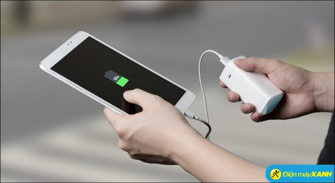 Bạn nên mang theo sạc dự phòng để đảm bảo các thiết bị hoạt động ổn định, tránh gián đoạn liên lạc